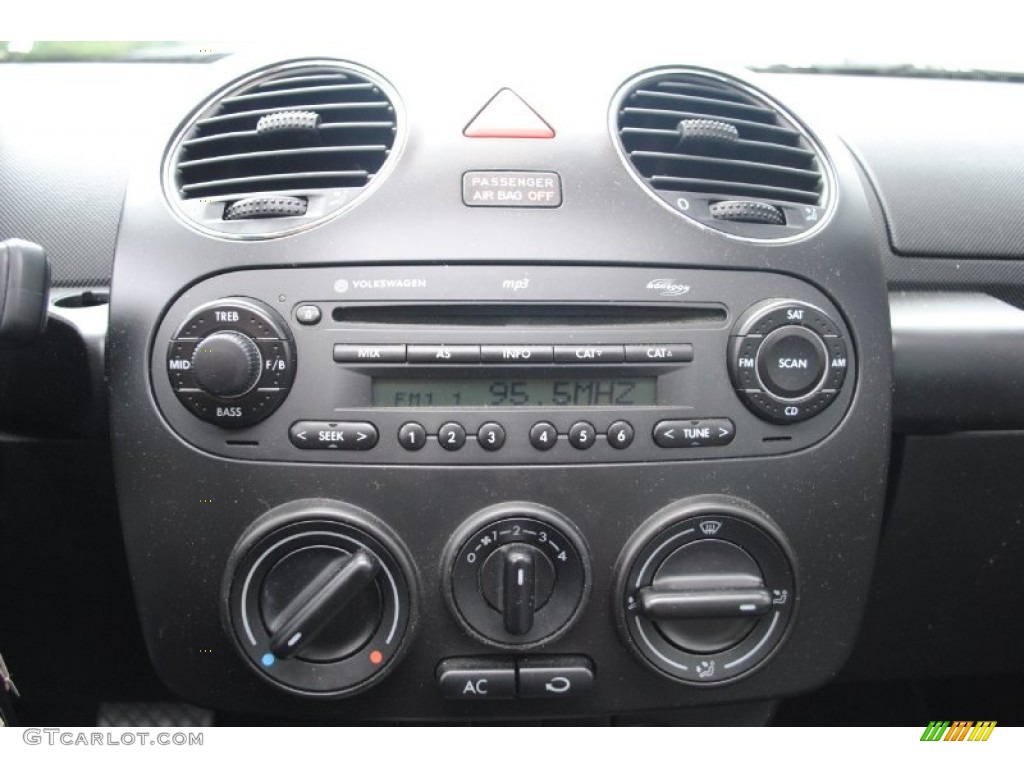 2006 Volkswagen New Beetle 2.5 Coupe Controls Photo #65676336