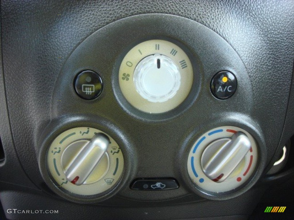 2011 Nissan Cube 1.8 S Controls Photos