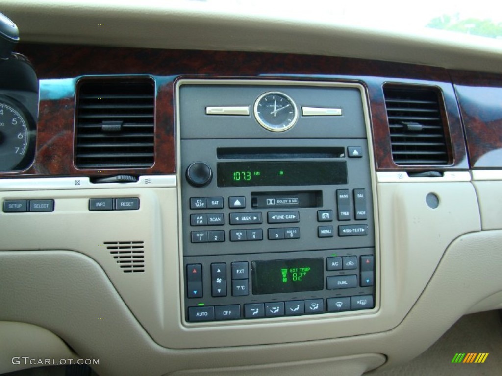 2006 Lincoln Town Car Signature Controls Photo #65706029