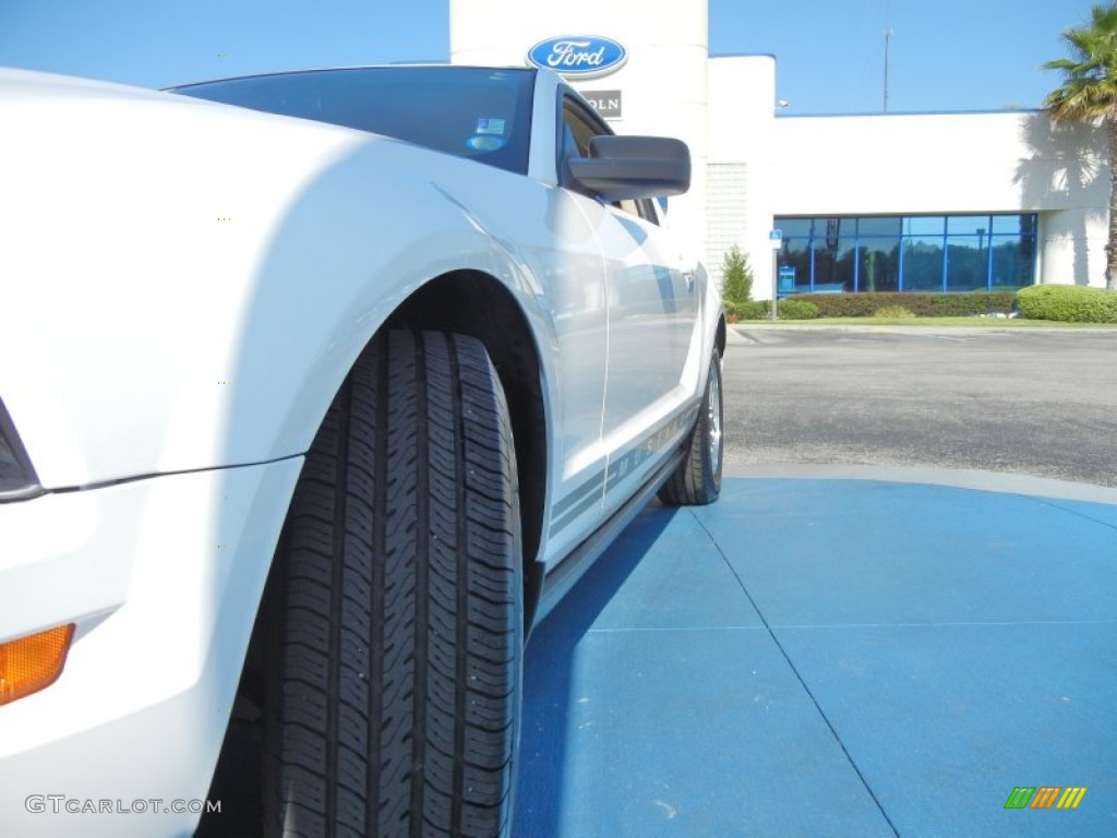 2005 Mustang V6 Deluxe Coupe - Performance White / Medium Parchment photo #10