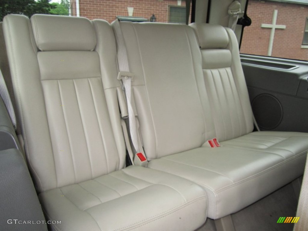 2004 Navigator Luxury - Merlot Red Metallic / Light Parchment photo #18