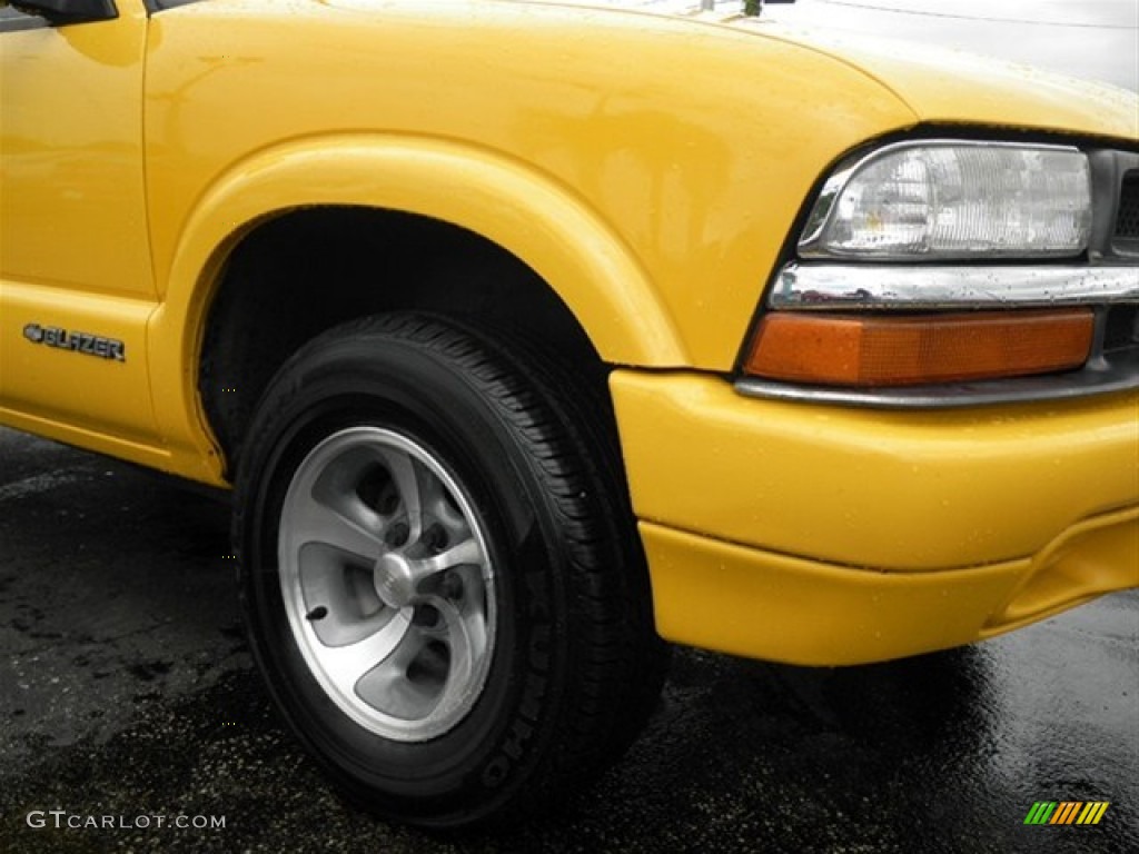 2004 Blazer LS - Yellow / Graphite Gray photo #2