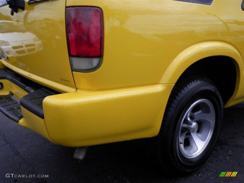 2004 Blazer LS - Yellow / Graphite Gray photo #10