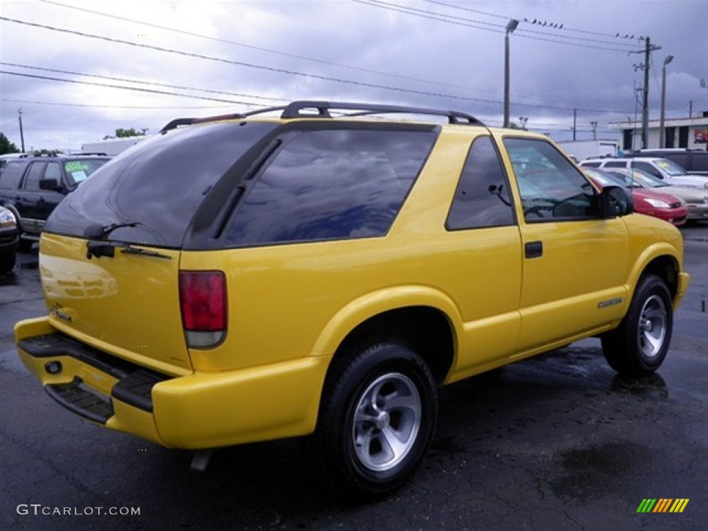 2004 Blazer LS - Yellow / Graphite Gray photo #11