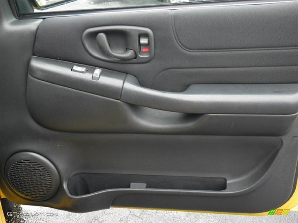 2004 Chevrolet Blazer LS Graphite Gray Door Panel Photo #65763161