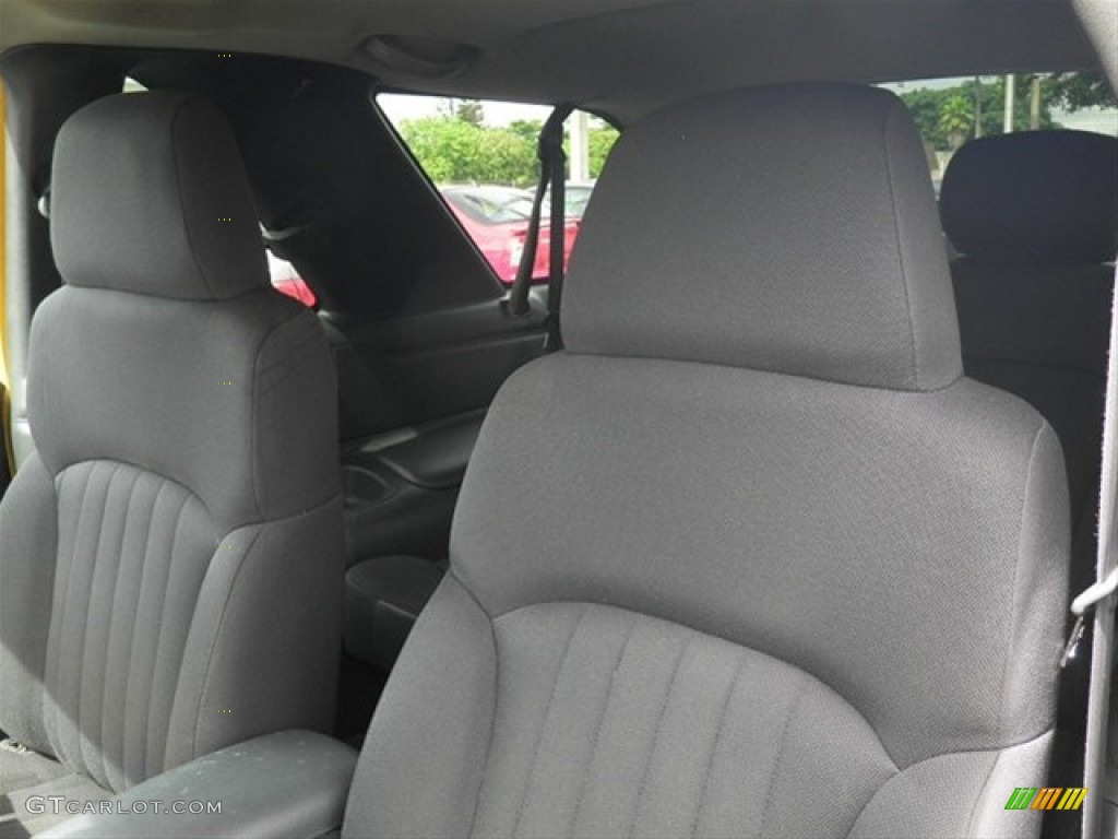 2004 Blazer LS - Yellow / Graphite Gray photo #24