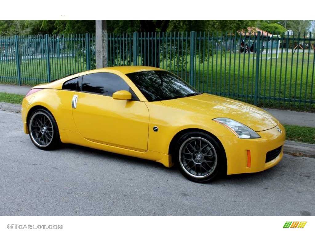 2005 Yellow nissan 350z