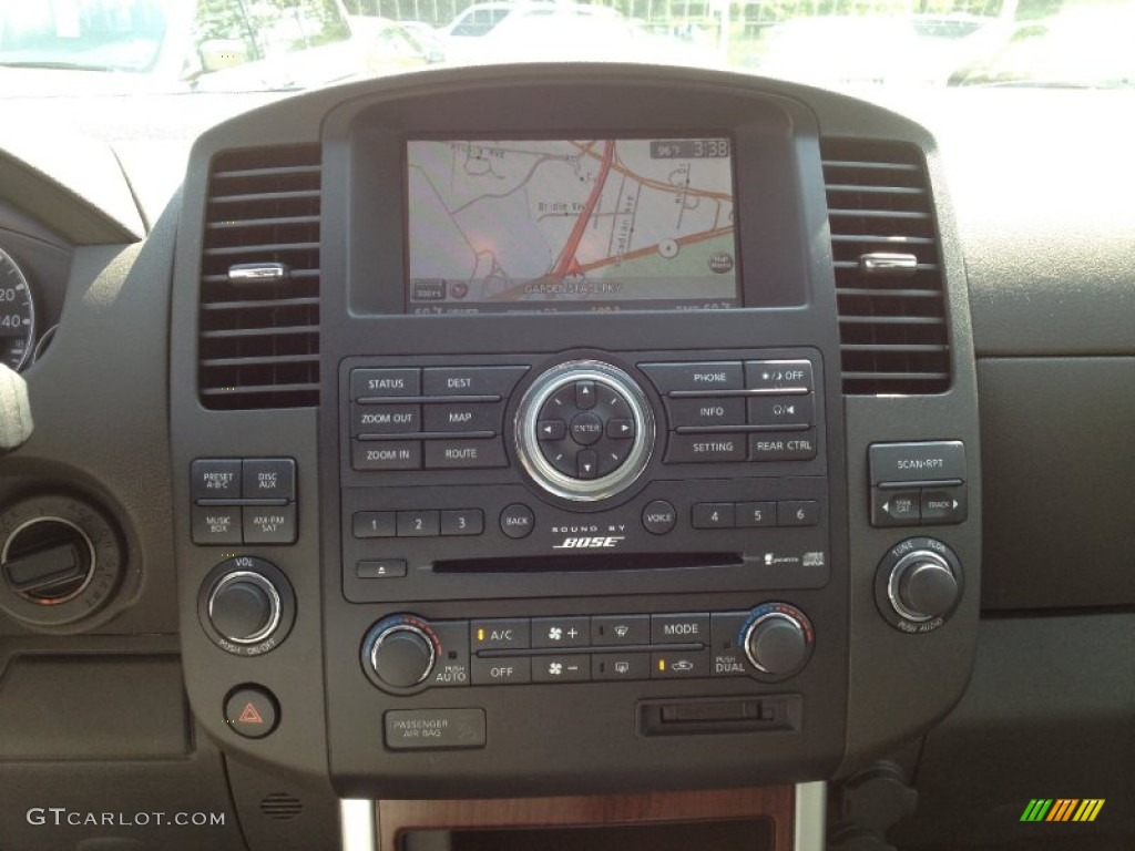 2010 Nissan Pathfinder LE 4x4 Controls Photos