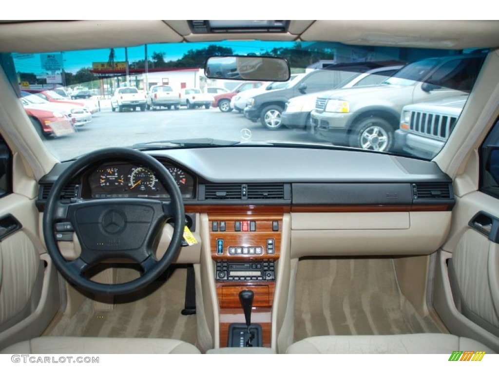 1995 Mercedes-Benz E 320 Sedan Parchment Dashboard Photo #65789222