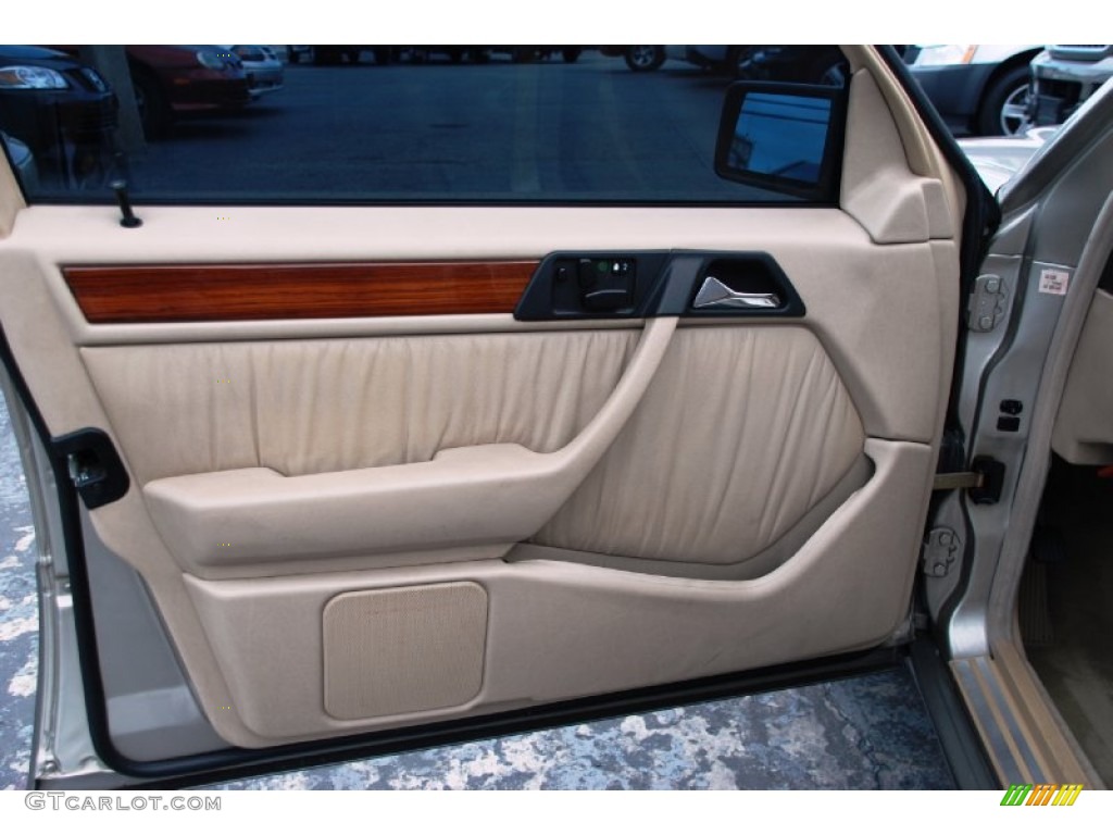 1995 Mercedes-Benz E 320 Sedan Parchment Door Panel Photo #65789309