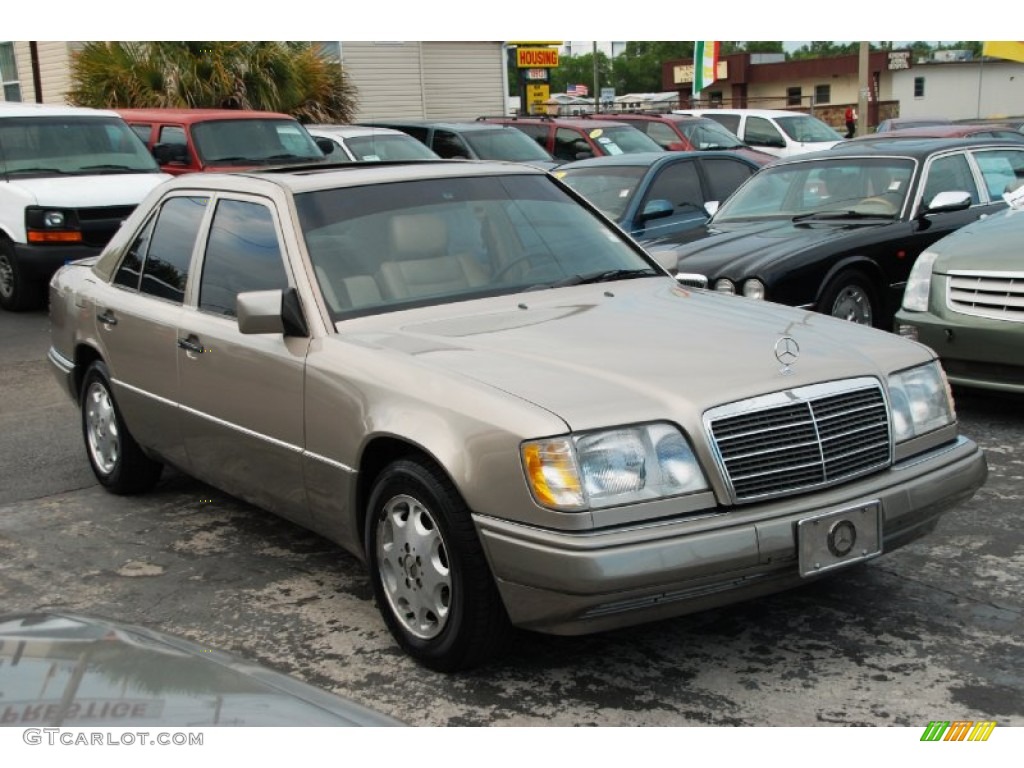 1995 E 320 Sedan - Smoke Silver Metallic / Parchment photo #31