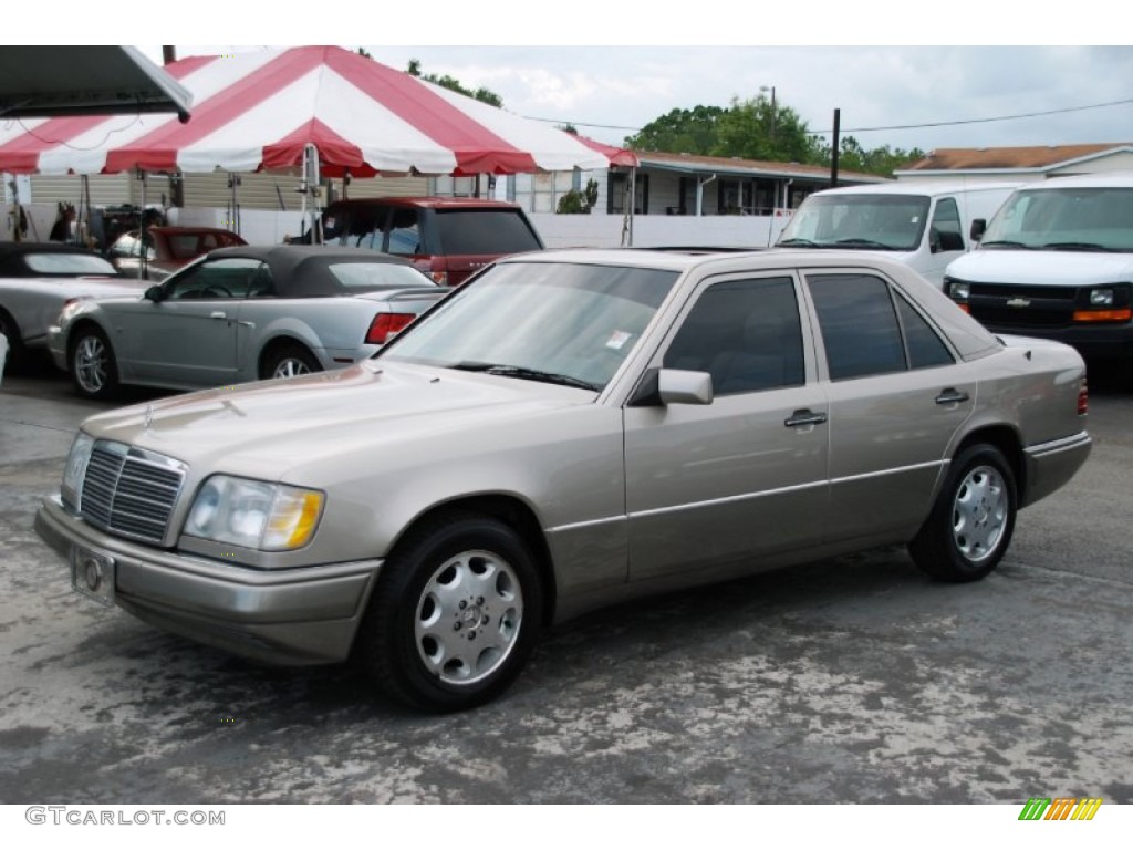 1995 E 320 Sedan - Smoke Silver Metallic / Parchment photo #32