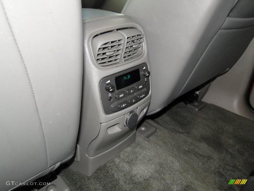 2004 Envoy SLE - Magnetic Red Metallic / Medium Pewter photo #33