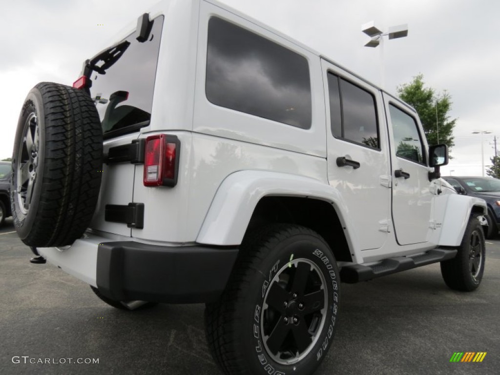 2012 Wrangler Unlimited Sahara 4x4 - Bright White / Black photo #3