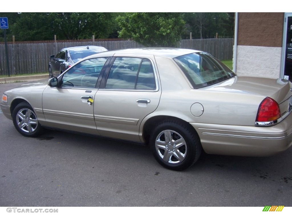 2000 Crown Victoria Sedan - Harvest Gold Metallic / Medium Parchment photo #3