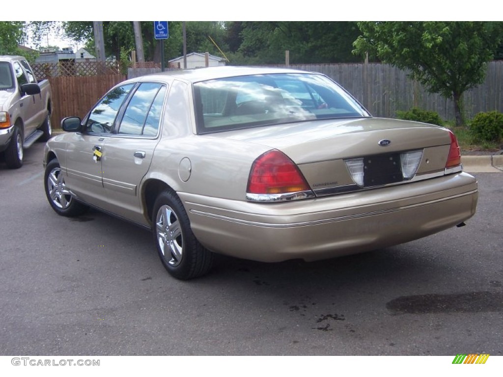 2000 Crown Victoria Sedan - Harvest Gold Metallic / Medium Parchment photo #4