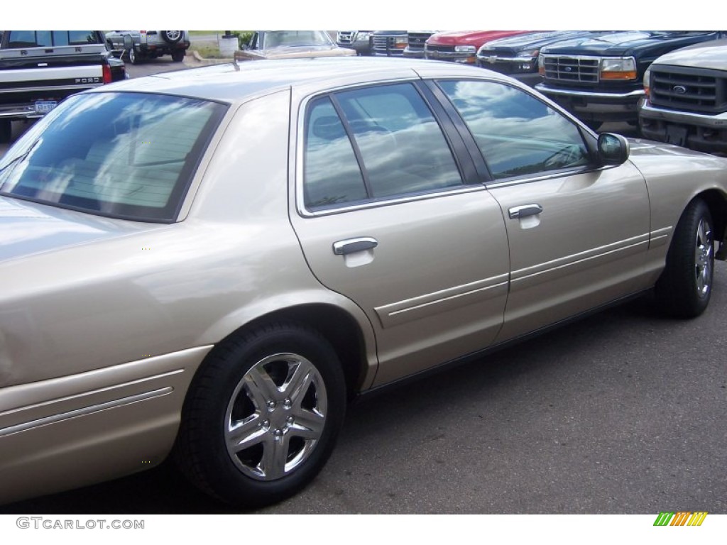 2000 Crown Victoria Sedan - Harvest Gold Metallic / Medium Parchment photo #5