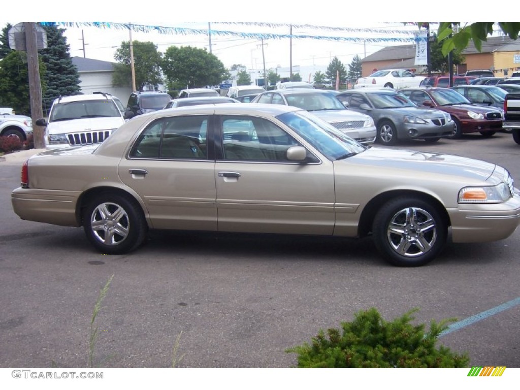 2000 Crown Victoria Sedan - Harvest Gold Metallic / Medium Parchment photo #6