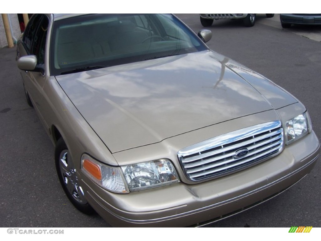 2000 Crown Victoria Sedan - Harvest Gold Metallic / Medium Parchment photo #7