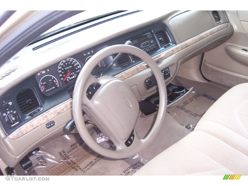 2000 Crown Victoria Sedan - Harvest Gold Metallic / Medium Parchment photo #10