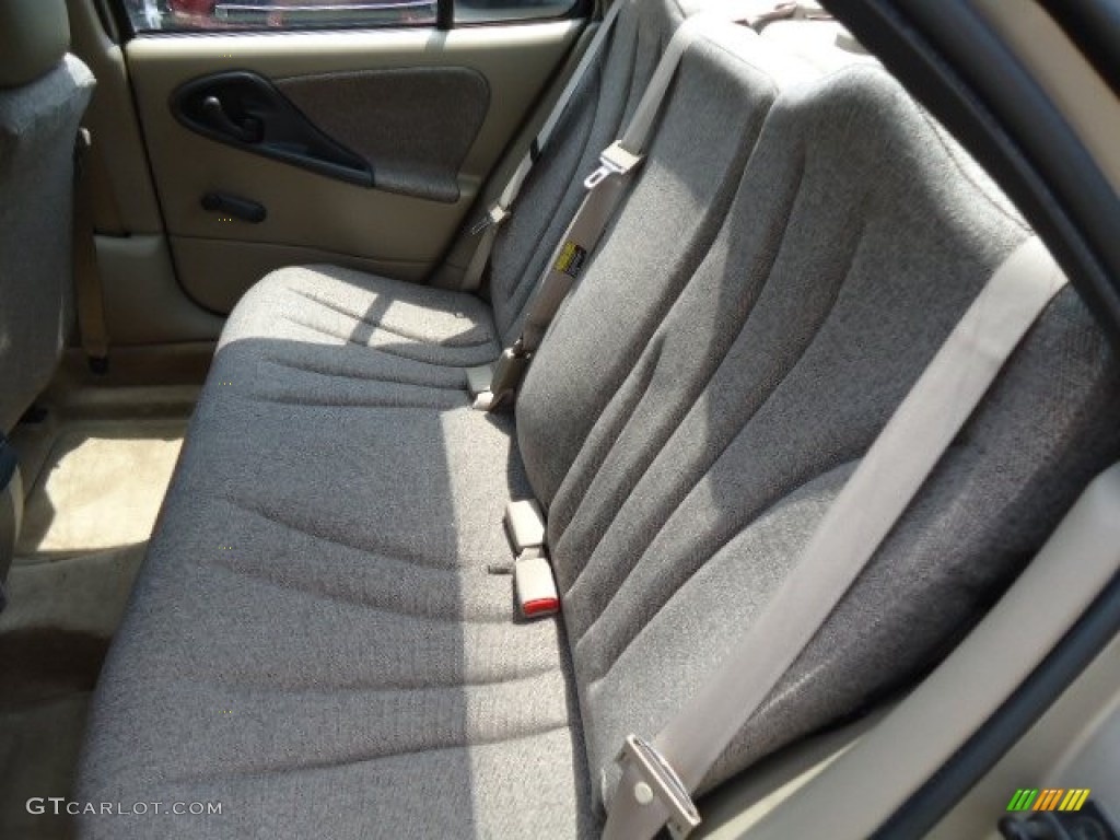 2004 Cavalier Sedan - Sandrift Metallic / Neutral photo #11