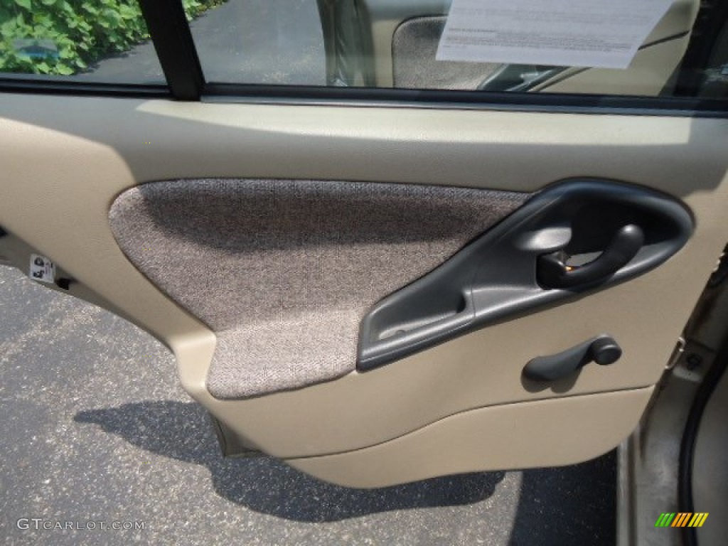 2004 Cavalier Sedan - Sandrift Metallic / Neutral photo #13
