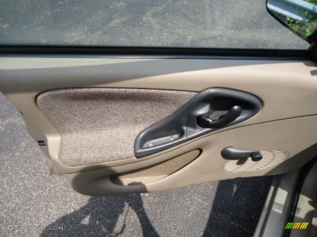 2004 Cavalier Sedan - Sandrift Metallic / Neutral photo #14