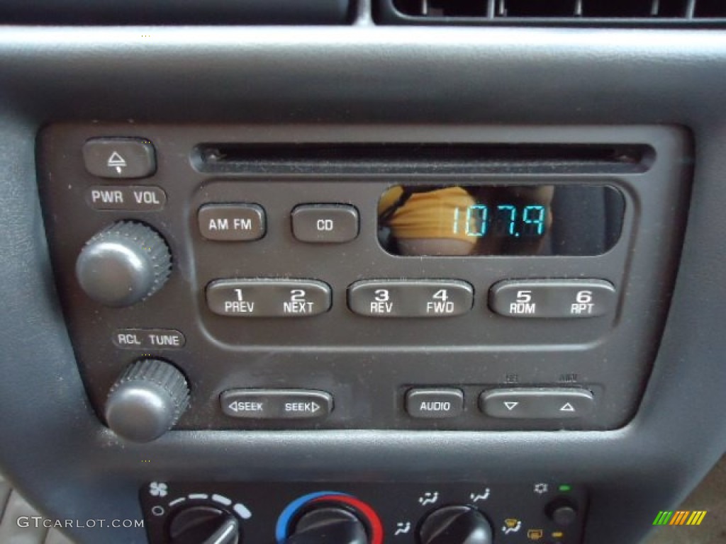 2004 Cavalier Sedan - Sandrift Metallic / Neutral photo #19