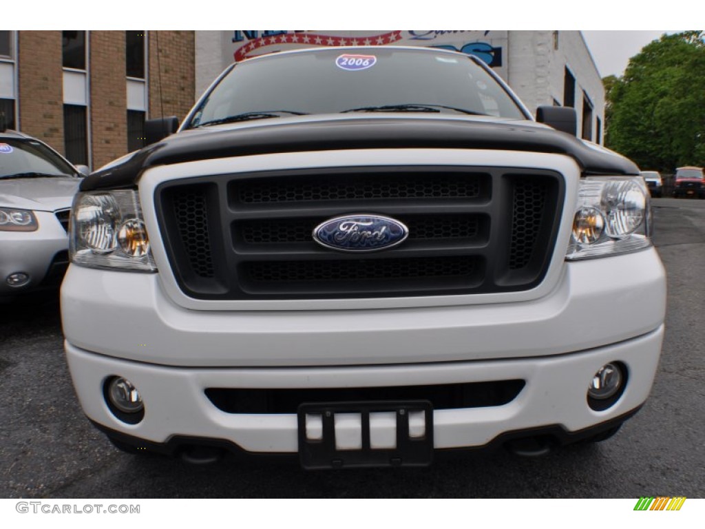 2006 F150 FX4 SuperCrew 4x4 - Oxford White / Black/Medium Flint photo #2