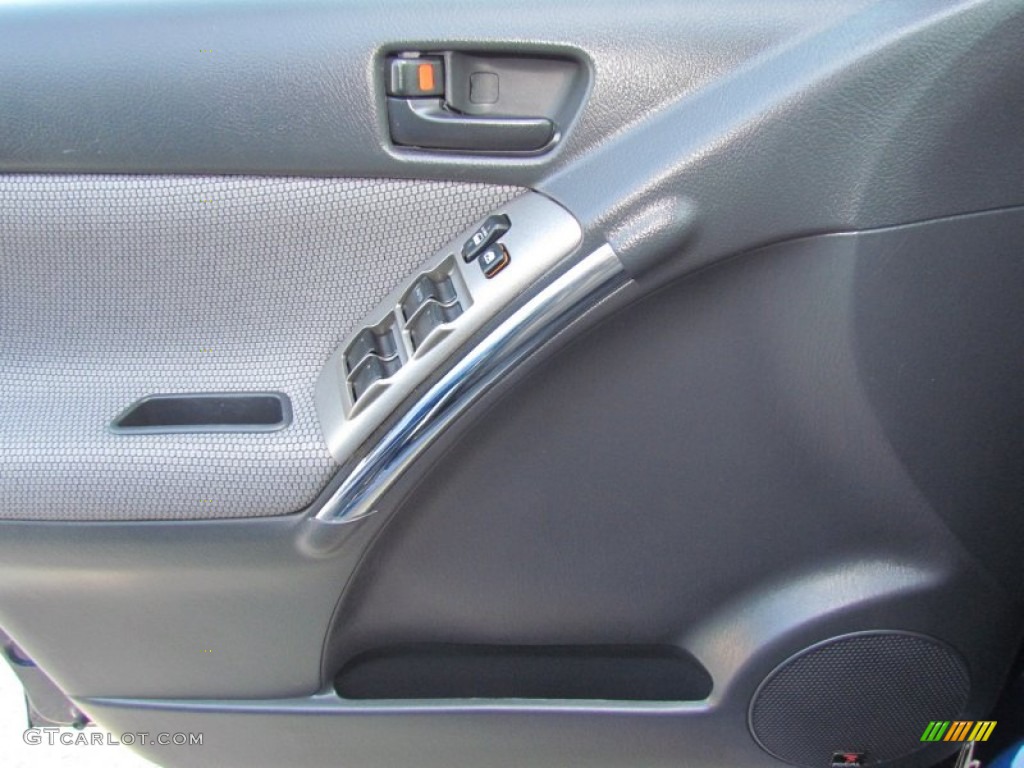 2005 Pontiac Vibe GT Door Panel Photos