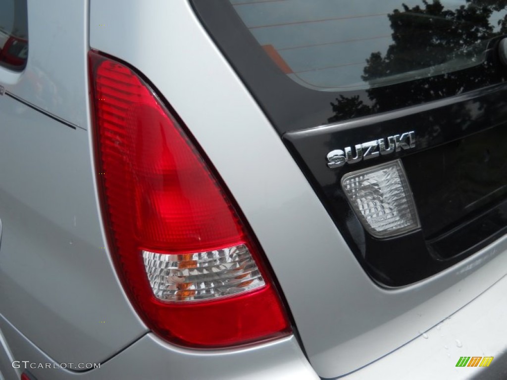 2004 Aerio SX AWD Sport Wagon - Silky Silver Metallic / Black photo #8