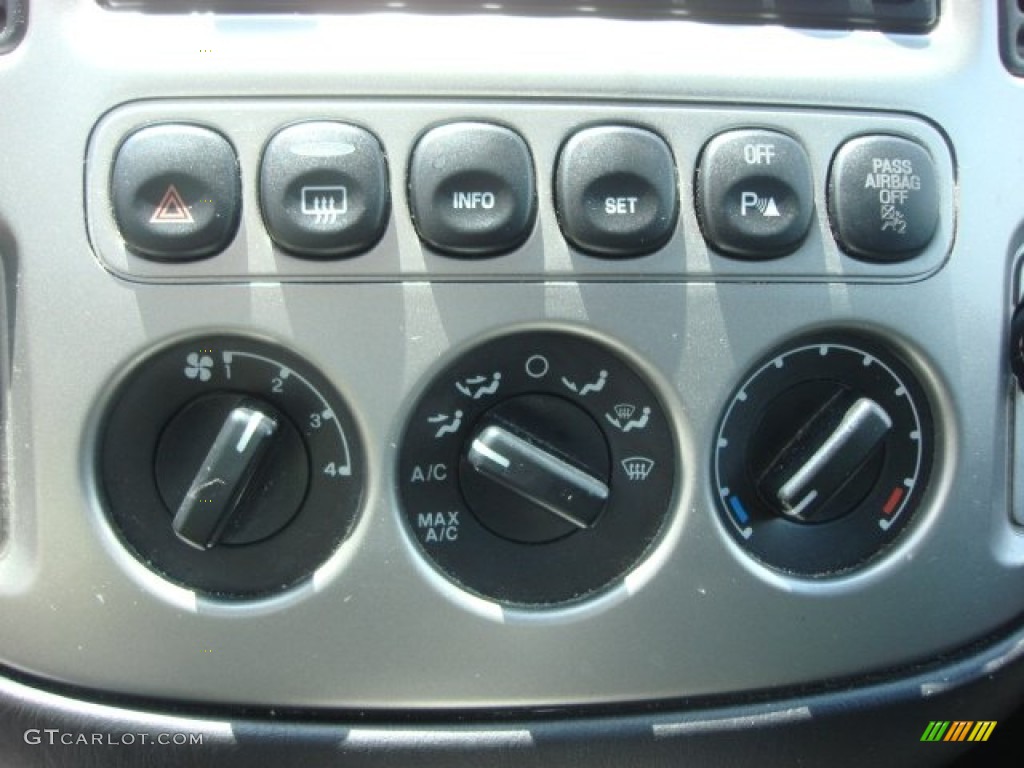 2005 Ford Escape Limited 4WD Controls Photo #65913088