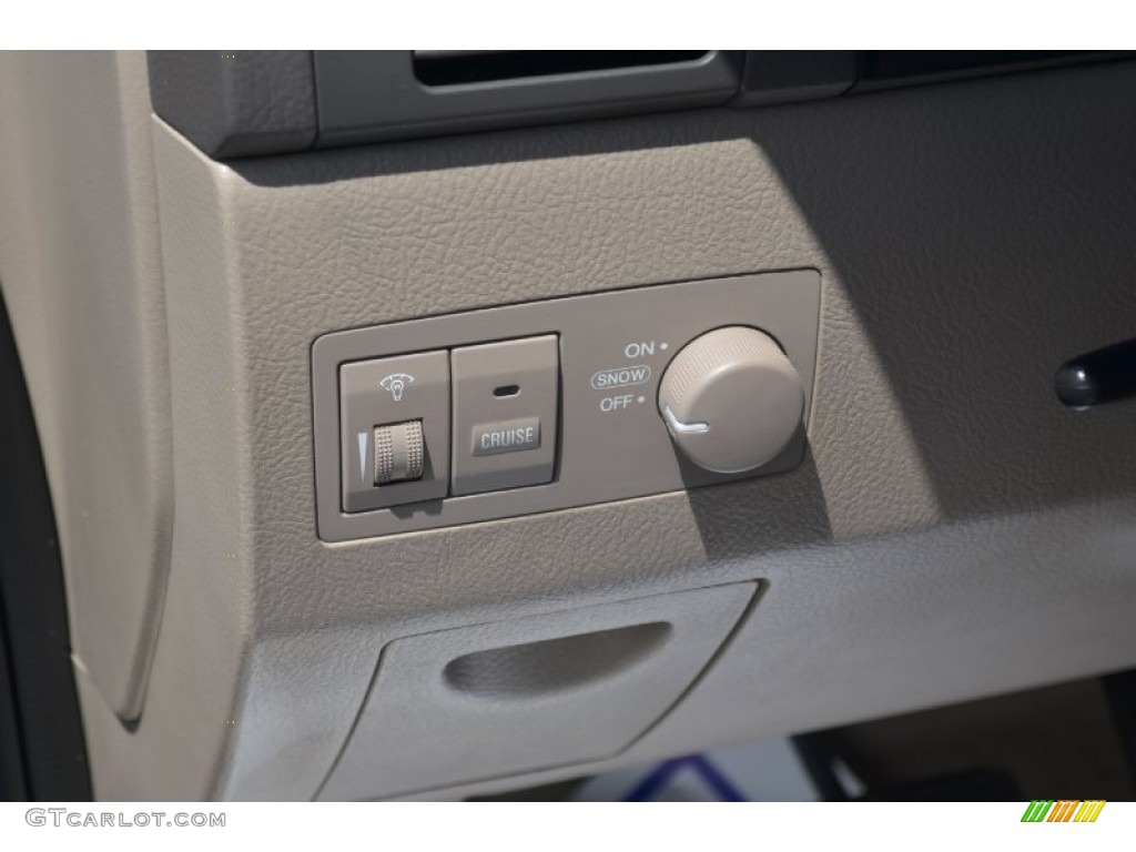 2005 Kia Sorento EX Controls Photo #65913559
