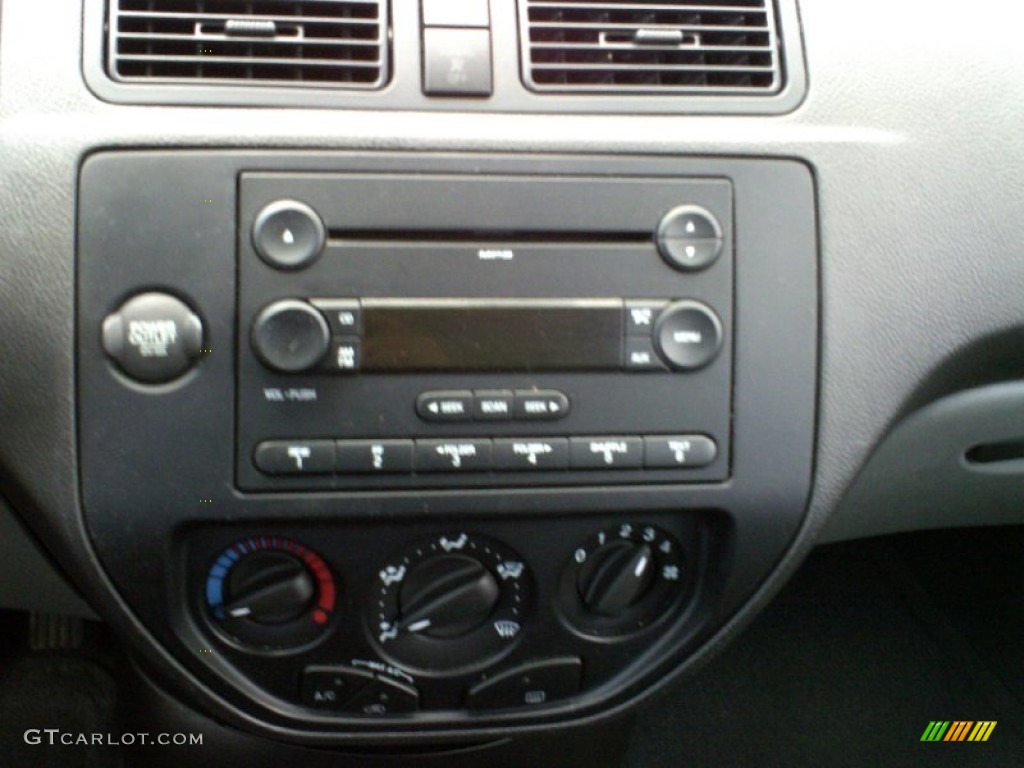 2006 Ford Focus ZXW SE Wagon Audio System Photos