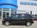 2007 Brilliant Black Crystal Pearl Chrysler Town & Country   photo #2