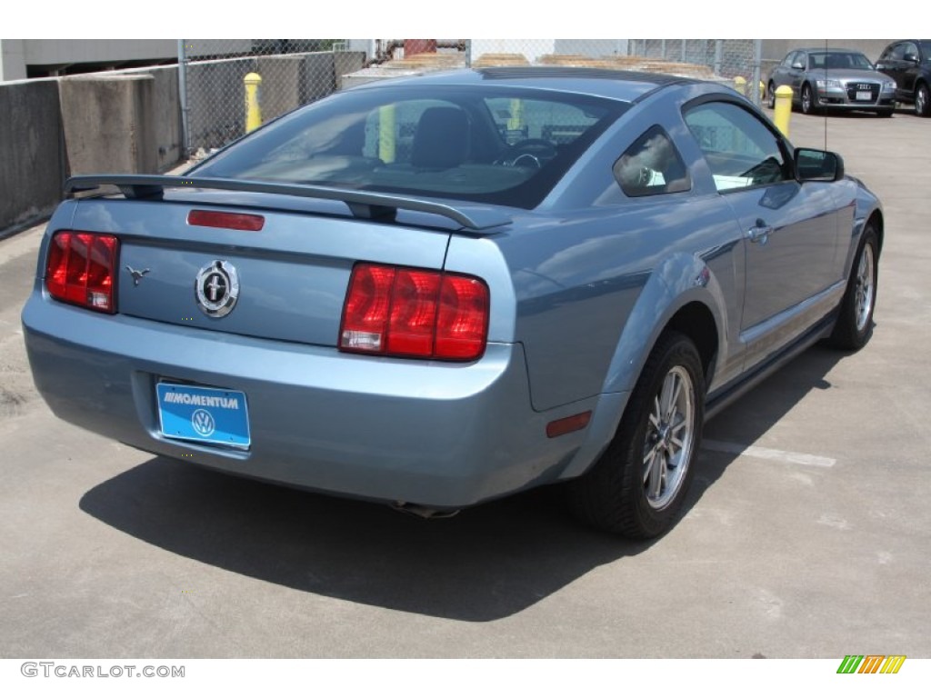 2005 Mustang V6 Deluxe Coupe - Windveil Blue Metallic / Dark Charcoal photo #5