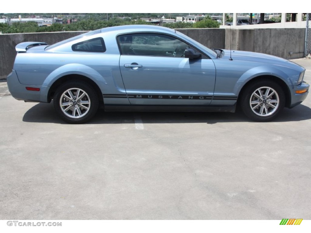 2005 Mustang V6 Deluxe Coupe - Windveil Blue Metallic / Dark Charcoal photo #6