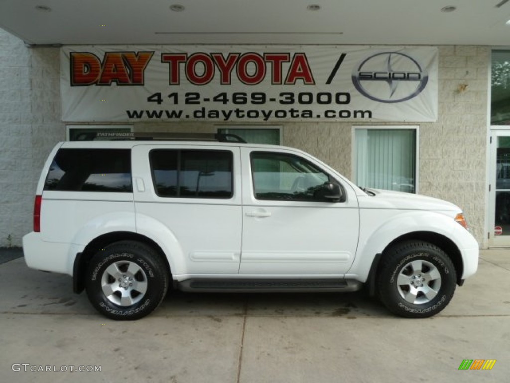 Avalanche White Nissan Pathfinder