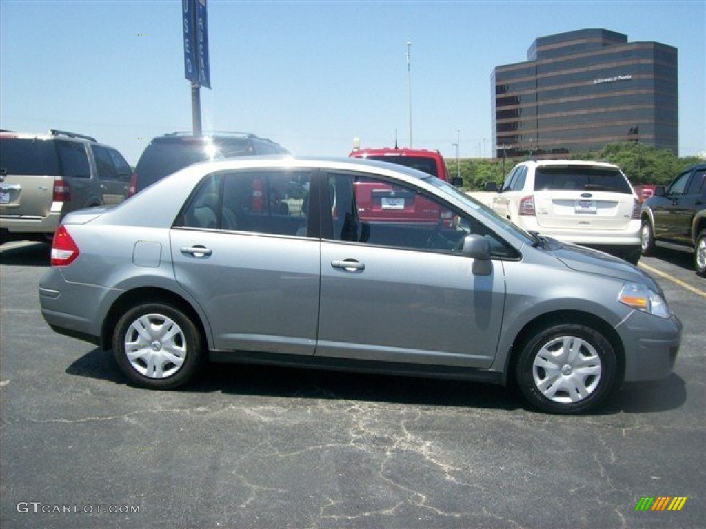 2011 Versa 1.8 S Sedan - Magnetic Gray Metallic / Charcoal photo #2