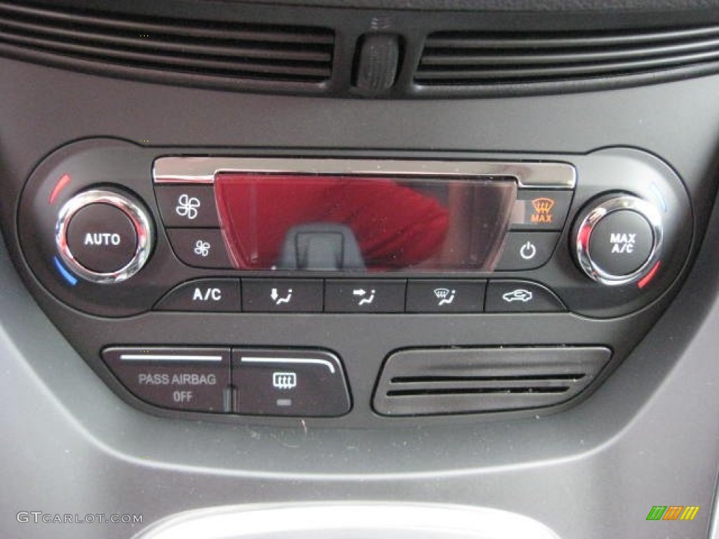 2013 Ford Escape SE 1.6L EcoBoost 4WD Controls Photo #66090270