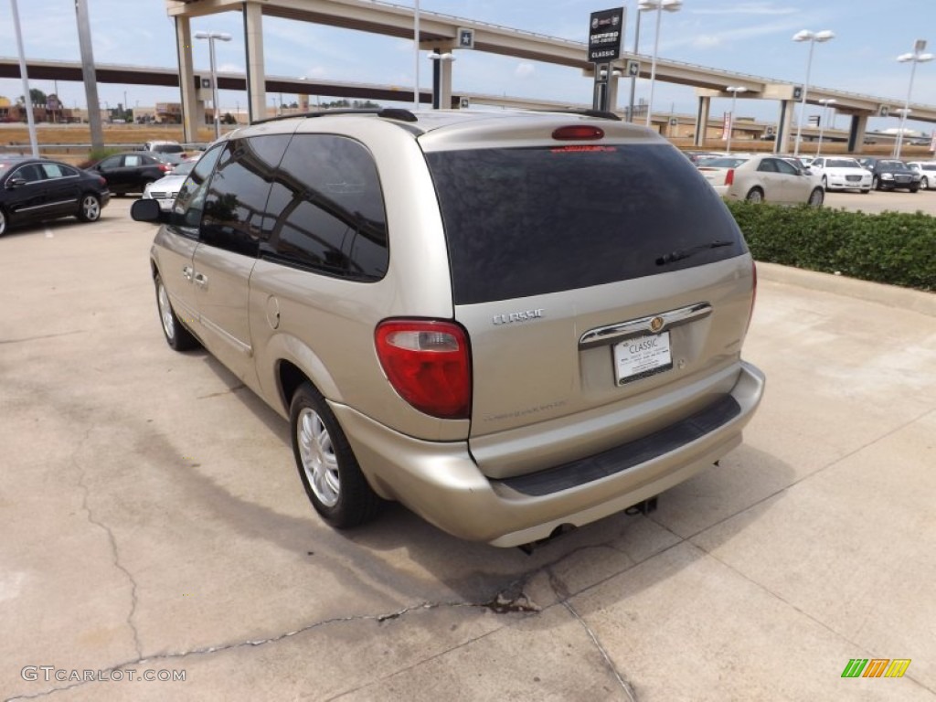 2007 Town & Country Touring - Linen Gold Metallic / Dark Khaki/Light Graystone photo #3