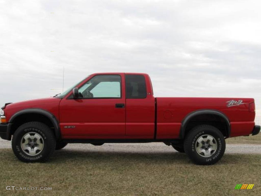 2002 S10 LS Extended Cab 4x4 - Victory Red / Graphite photo #3