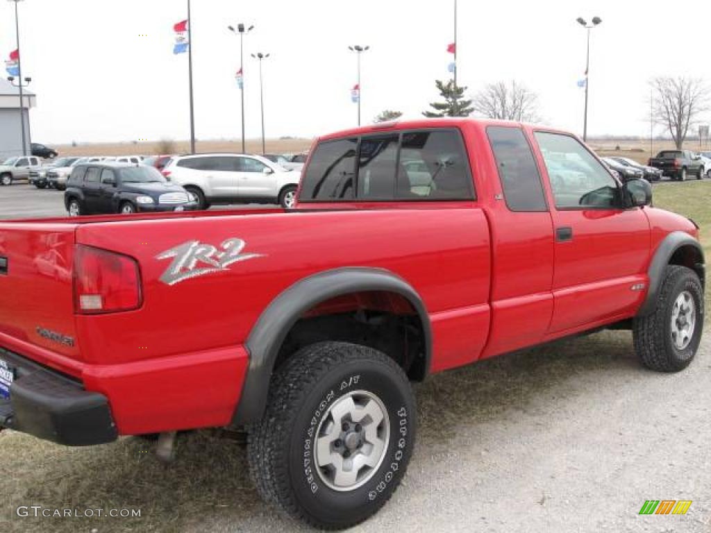 2002 S10 LS Extended Cab 4x4 - Victory Red / Graphite photo #5
