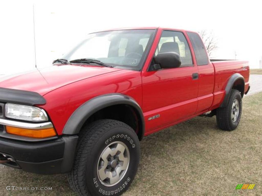 2002 S10 LS Extended Cab 4x4 - Victory Red / Graphite photo #6