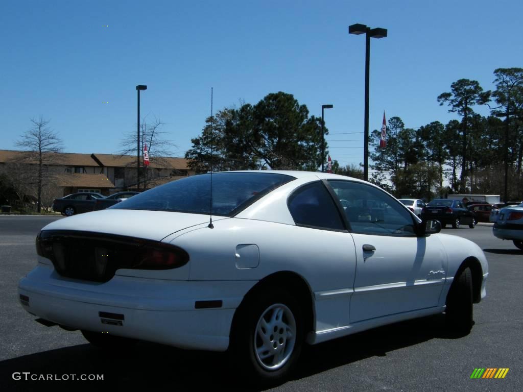 1995 Sunfire SE Coupe - Bright White / Gray photo #5