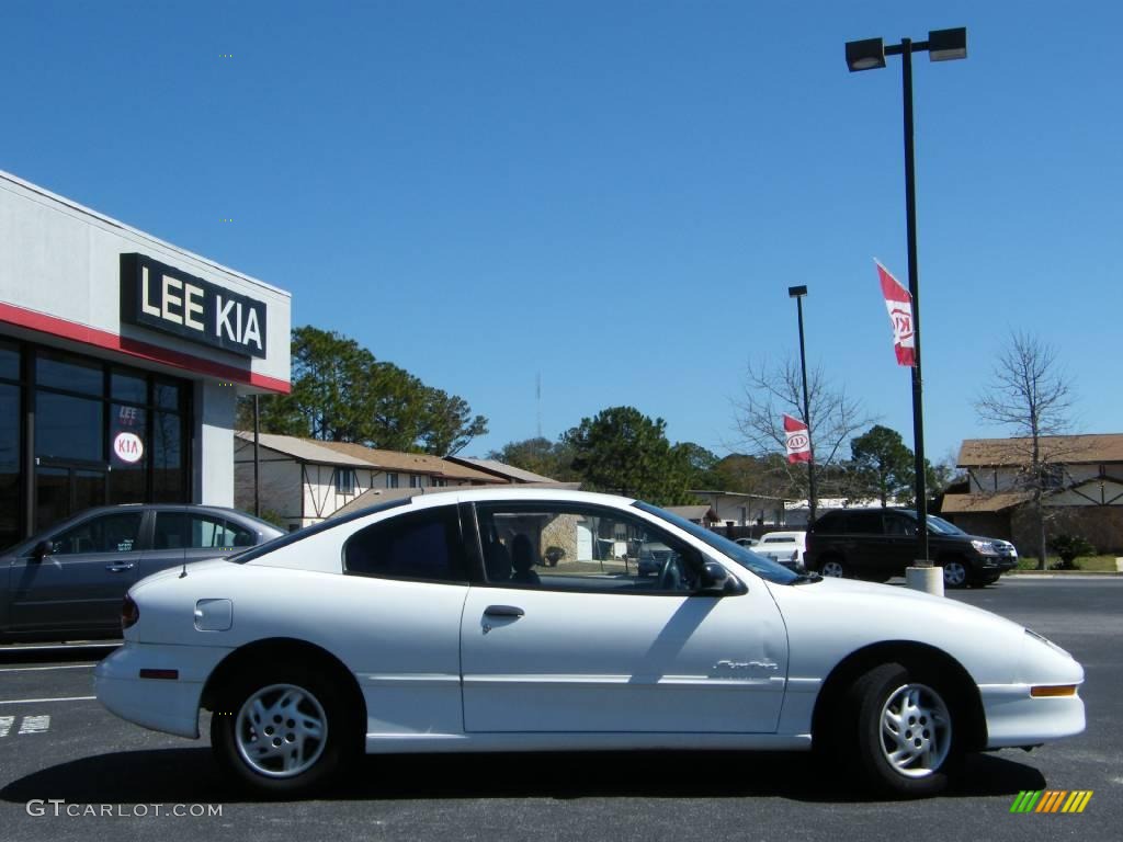 1995 Sunfire SE Coupe - Bright White / Gray photo #6
