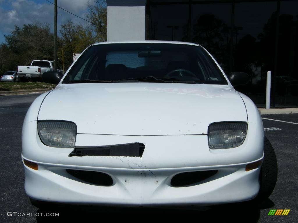1995 Sunfire SE Coupe - Bright White / Gray photo #8