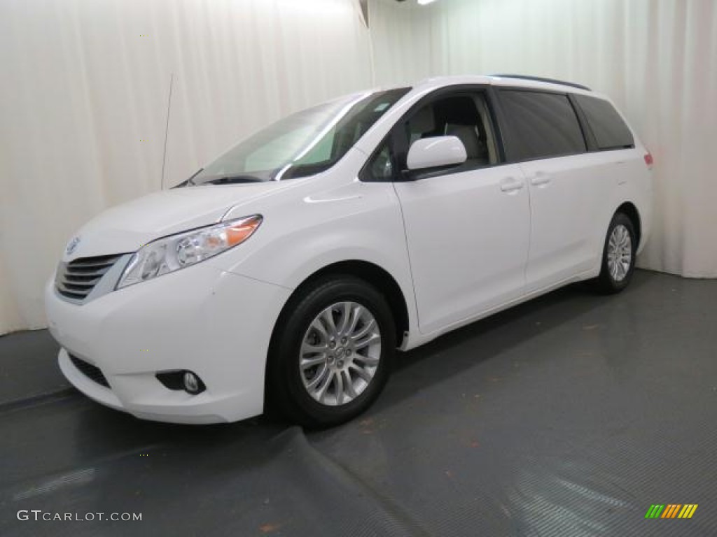 2011 Sienna XLE - Super White / Bisque photo #3