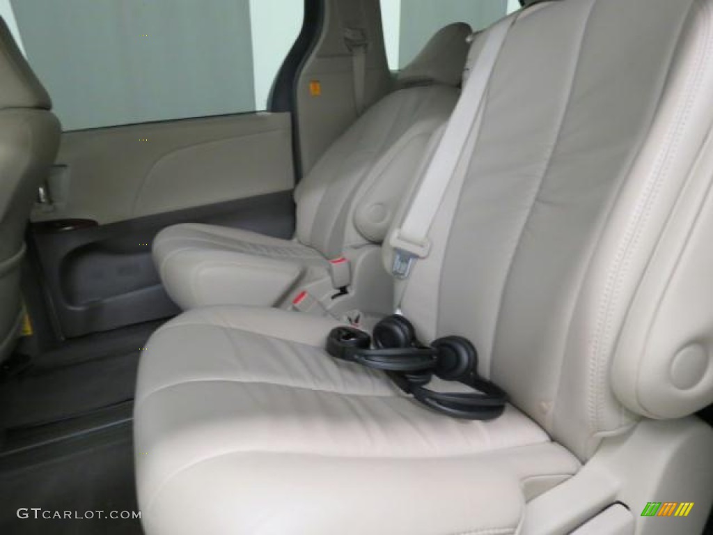 2011 Sienna XLE - Super White / Bisque photo #6