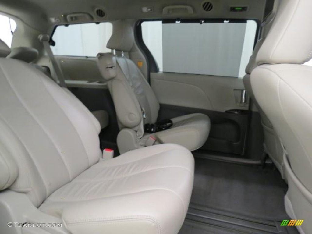 2011 Sienna XLE - Super White / Bisque photo #25